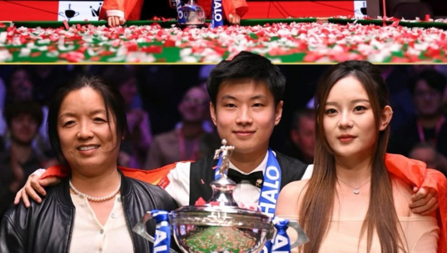 49岁保剑锋曝出全家福！10岁儿子戴眼镜很秀气，55岁妻子身材炸裂